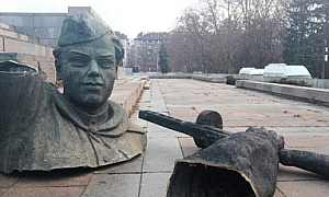 Атлантическият съвет: Тодева бе единственият областен управител, който се осмели да демонтира паметника на съветските окупатори