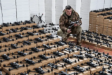 Как Украйна компенсира „гладуването за снаряди“ с „армия от дронове“.