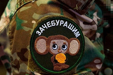 Облечени във военни униформи с емблеми на Чебурашка: Как окупаторите „преформатират“ украинските ученици в Мелитопол