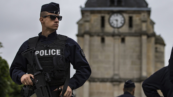 Една жертва и шестима ранени при стрелба в Париж