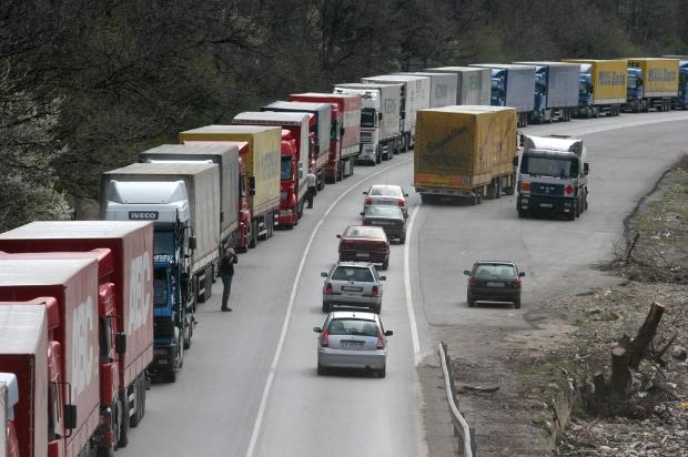 На граничните контролно пропусквателни пунктове Капитан Андреево и Лесово трафикът е