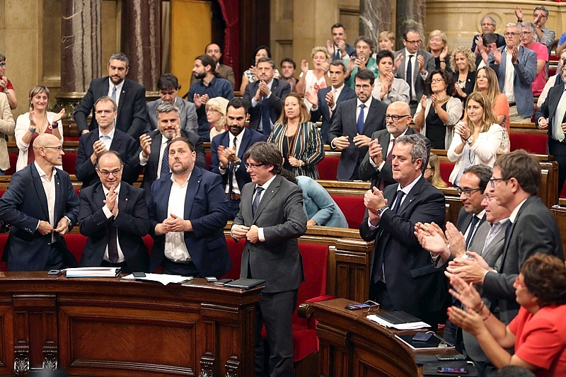 Три седмици след референдума за независимост в Каталуния Мадрид се