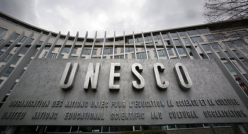Израел се присъединява към Съединените щати и напуска организацията ЮНЕСКО.
