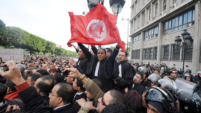 Масови протести в африканската държава Тунис. Именно от нея стартира