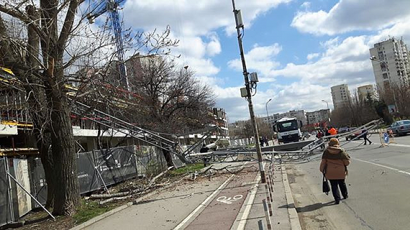 Близо 30-метров кран от строеж падна в столичния квартал Младост“.