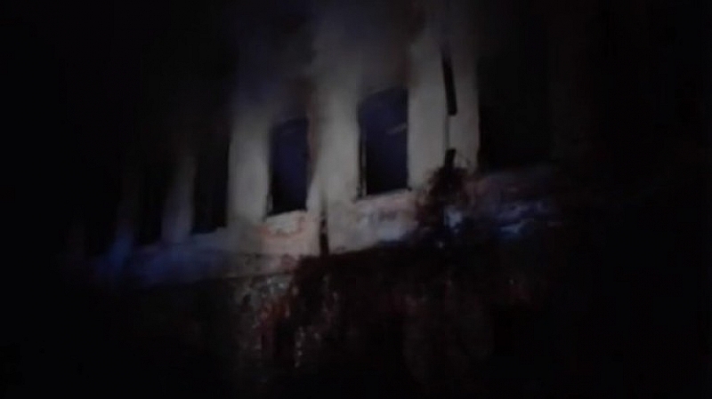Пожар горя в необитаеми постройки в двора на старото военно