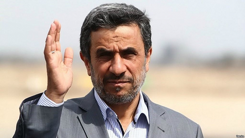 В четвъртък Ахмадинеджад разкритикува действащия президент Хасан Роухани и неговото