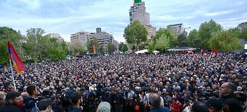 Най малко 16 000 души се събраха снощи в арменската столица