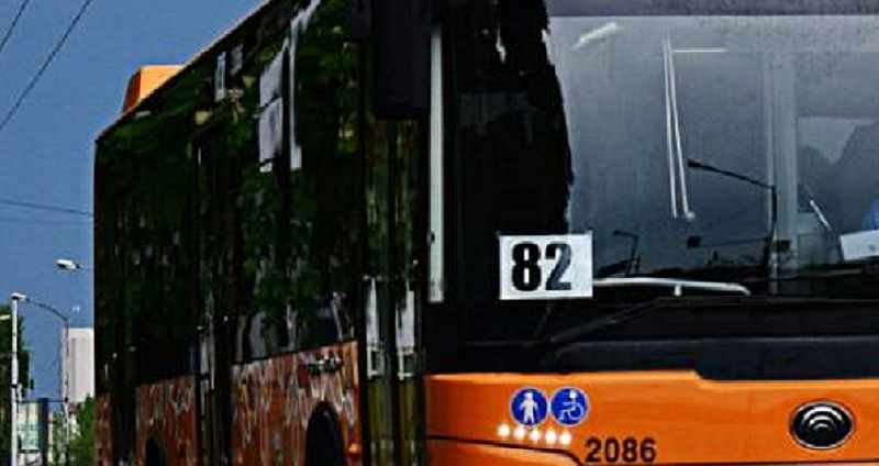 Младеж наби ученик в автобус в столичния градски транспорт заради
