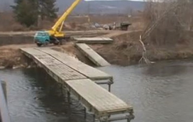 Изграждат временен сглобяем мост при село Чомаковци Поставянето му се
