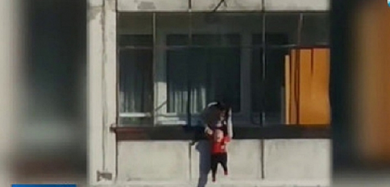 Жена провеси бебе от осмия етаж на блок в София