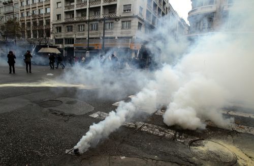 Ливанските сили за сигурност използваха сълзотворен газ и водни оръдия