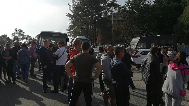 Няколкостотин работници от Винпром Карнобат са блокирали жп линията Бургас