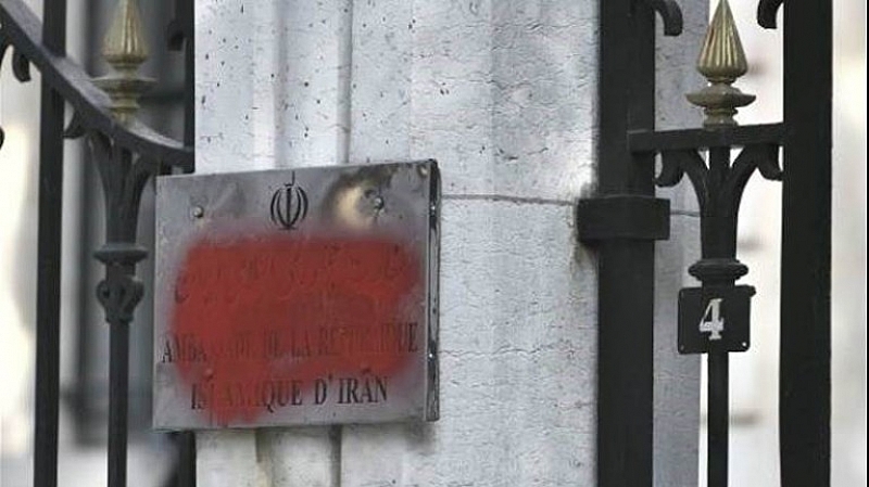 Посолството на Иран във френската столица Париж е било замеряно