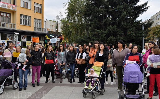 Майки на деца с увреждания излязоха на протест до сградата