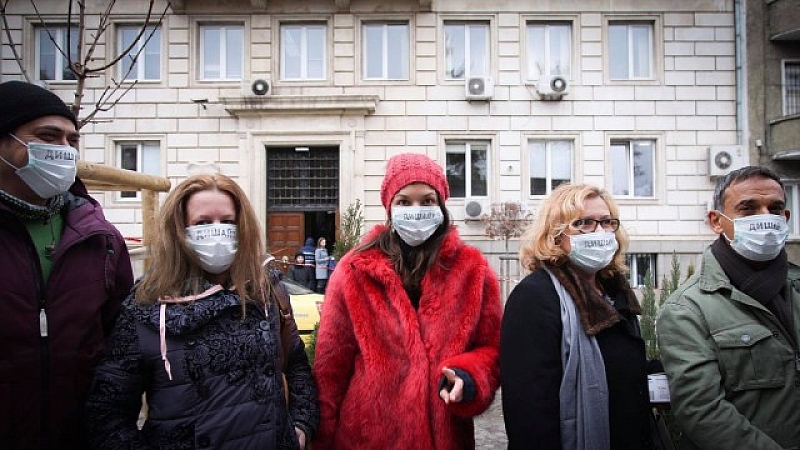Столичани излязоха на протест с маски пред общината заради мръсния