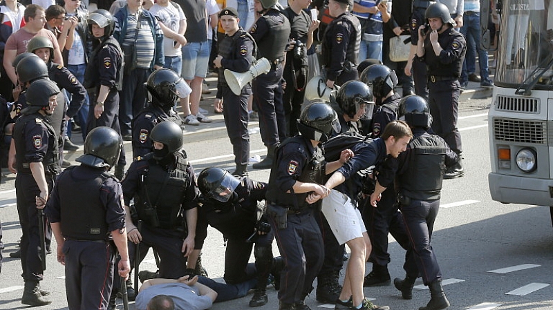 Европейският съюз ЕС осъди полицейската жестокост и масовите арести по