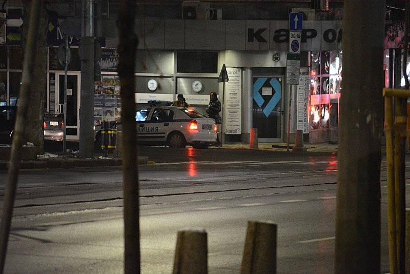 Заснех травестити и полицаи да си бъбрят приятелски на бул.
