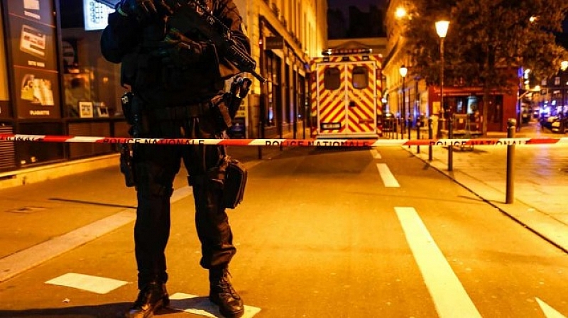 Един човек загина след атака с нож до Париж Неустановено