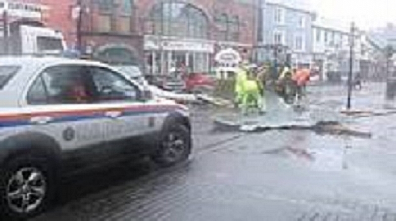 Трима души загинаха, след като бурята Офелия връхлетя Ирландия. Стихията