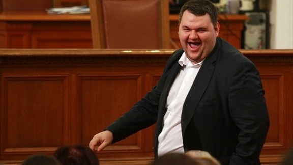 Корпулентният депутат Делян Пеевски чрез своята медия Монитор вече навлиза