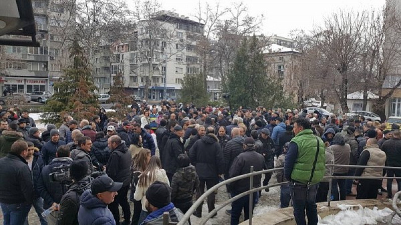 Хиляди се събраха пред сградата на Второ РУ в Пловдив