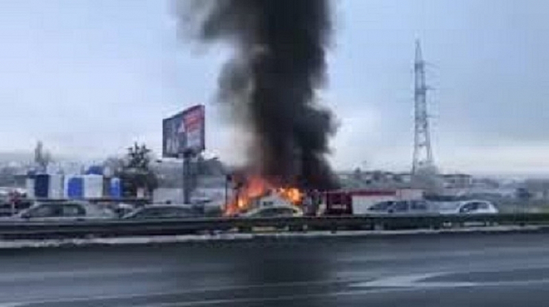 Голям пожар гори в складове близо до митницата в Кремиковци