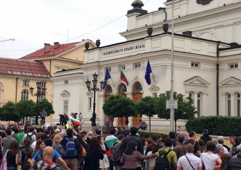 В 12 00 часа започна протестът пред сградата на Народното