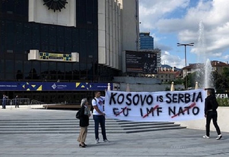 Сърби извадиха плакат с надпис Косово е Сърбия и го