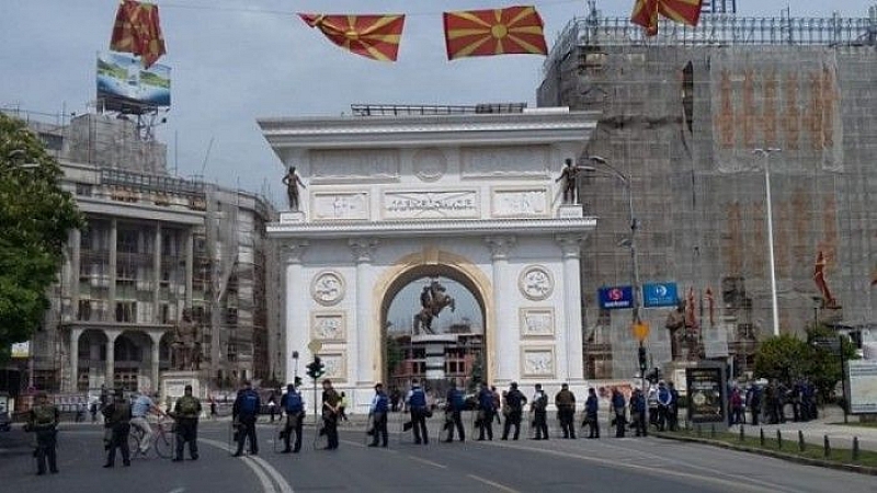 В Скопие бе премахнат един от най оспорваните паметници от проекта