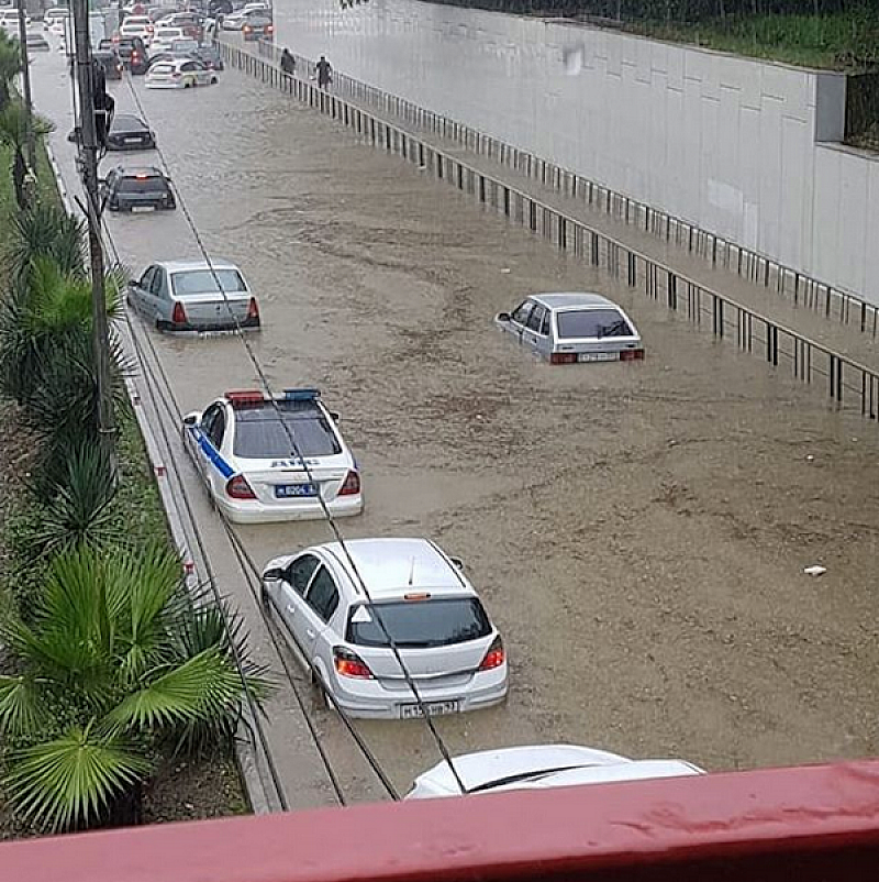 Пороен дъжд предизвика наводнение в Сочи в навечерието на 1