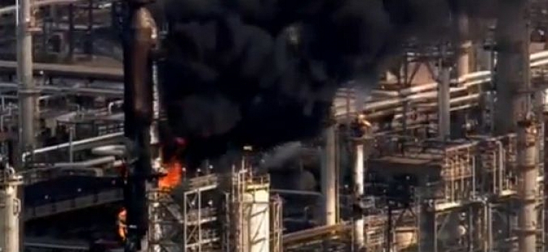Взрив причини пожар в една от най-големите петролни рафинерии в