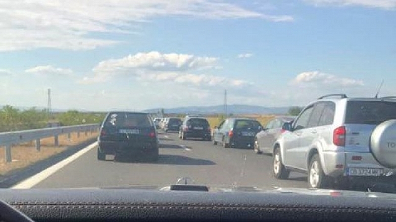 Над 10-километрова колона от автомобили се образува по автомагистрала Тракия