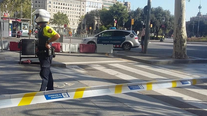 Полицията в каталунската столица Барселона е разпоредила евакуацията на два