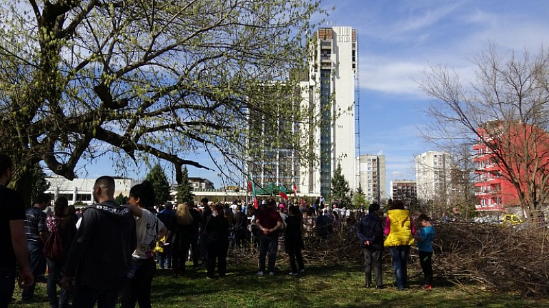 Недоволни граждани се събраха в защита на парка зад хотел