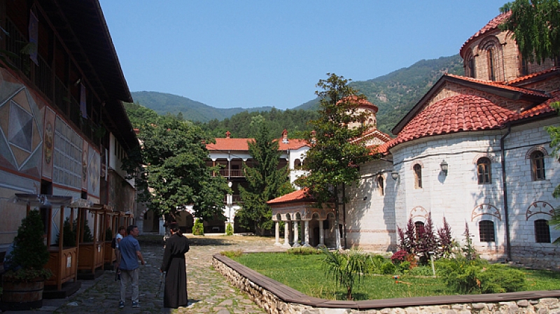 Бачковският манастир вече се изпълва с хора за утрешния голям