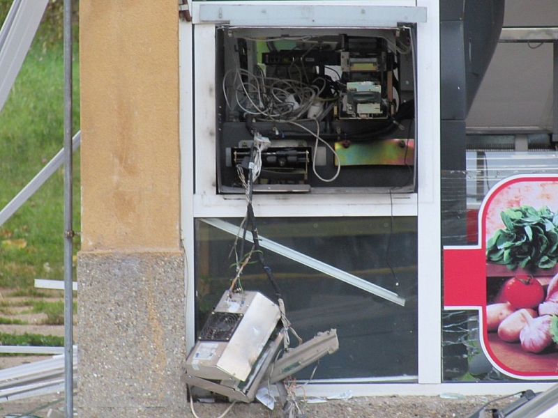 Пореден банкомат е взривен в Сапарева баня. Намерен е джипа