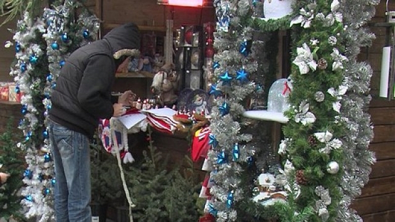 Пет от къщичките на Коледния базар в София са запечатани