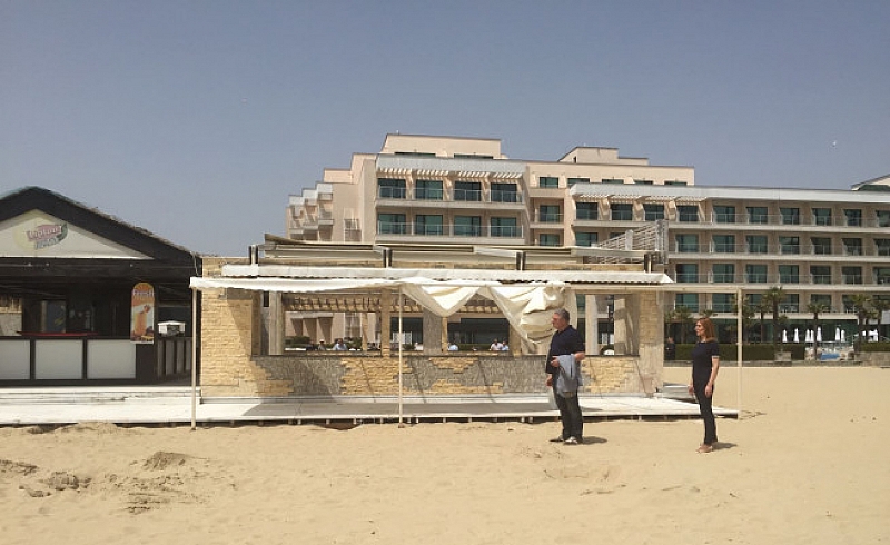 Разчистват плажа на Слънчев бряг от бетонни елементи Министерството на