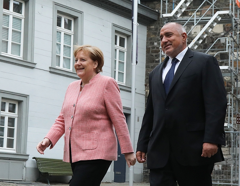 Българският министър председател Бойко Борисов крачи по червения килим като широкоплещест