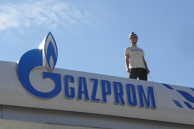 Руският газов монополист Газпром обяви че прекратява договорите си за