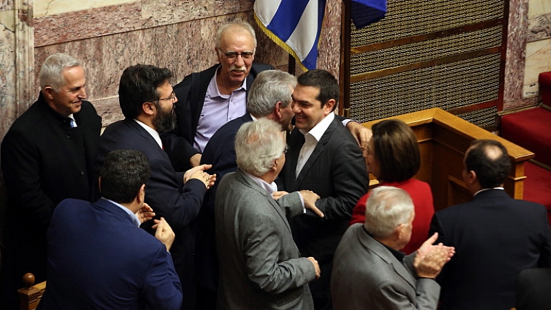 След бурни тридневни дебати гръцките депутати ратифицираха спорната сделка 153