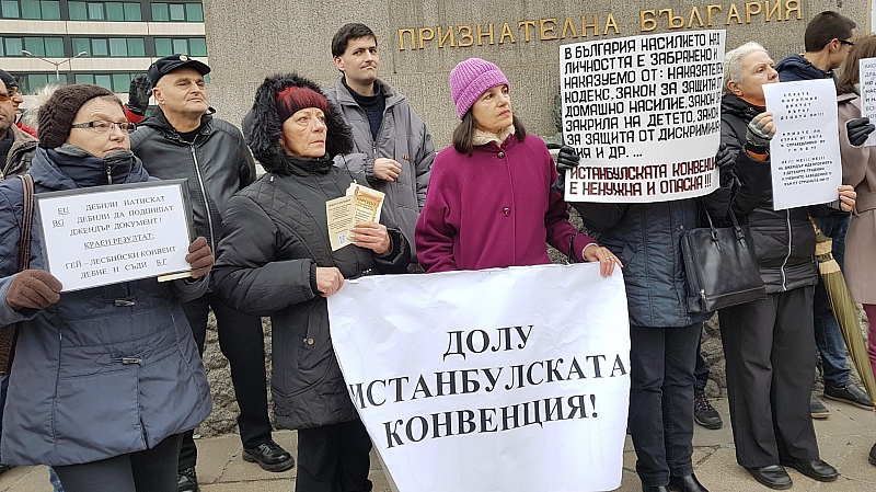 На протест пред парламента граждани настояха България да оттегли подписа