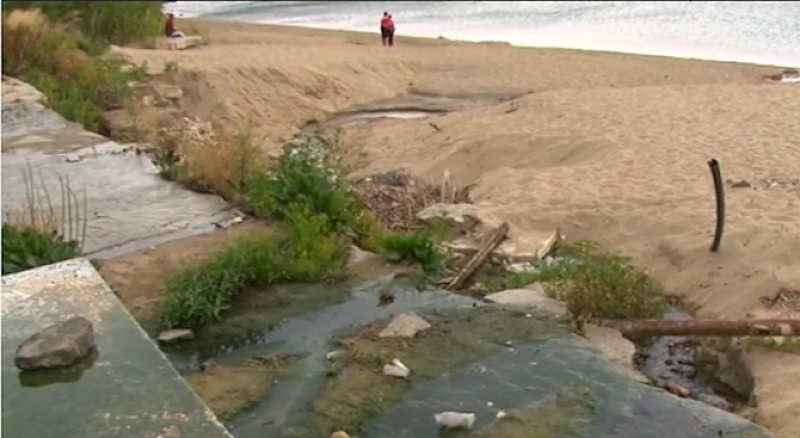 Отпадни води текат на един от най-известните плажове у нас
