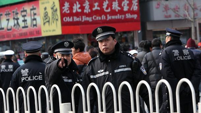 Въоръжен с нож мъж взе заложници в автобус в Китай