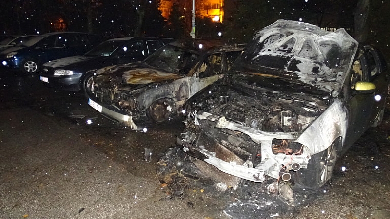 Запалени са били автомобили в Добрич през нощта Напълно изгорели