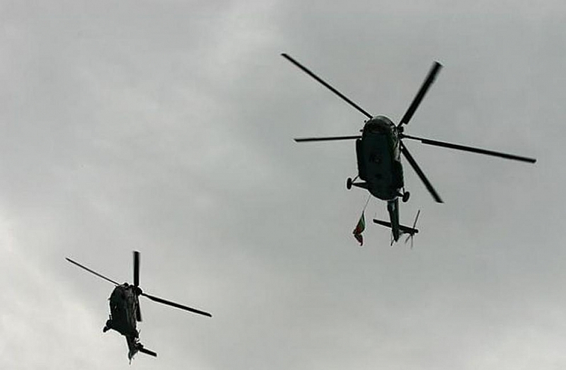 При тренировъчен полет военен хеликоптер Кугър закачи електропровод и остави
