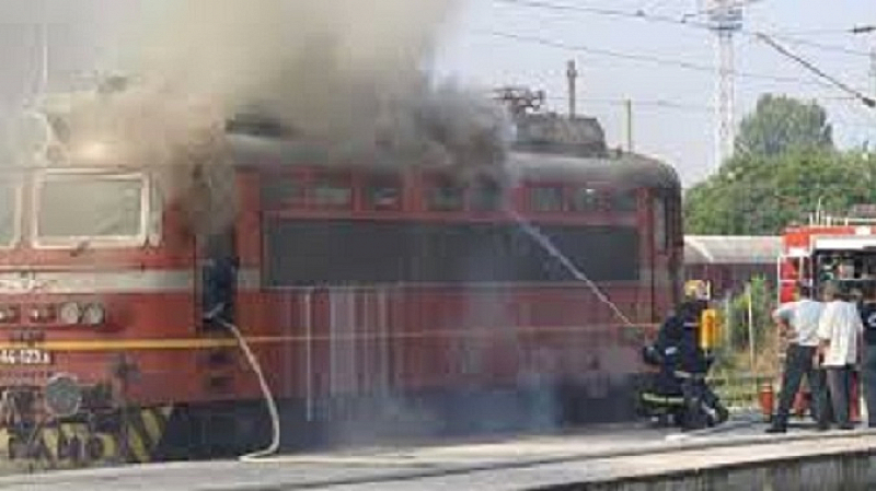 Запали се локомотивът на пътническия влак Ямбол - Бургас, съобщава