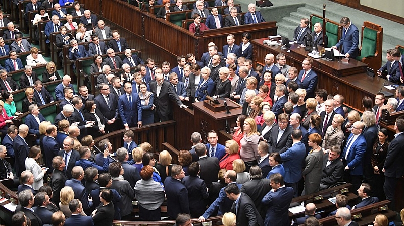 След обществено възмущение водачът на полската управляваща партия днес обяви