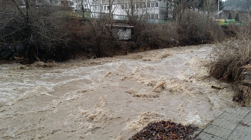 Заради проливните дъждове в Югозападна България на места се образуваха